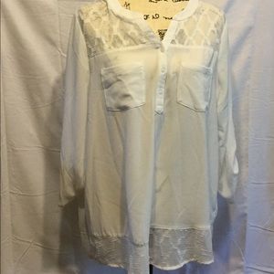 Top with front pockets with lace